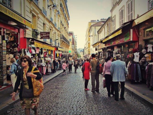 Tłoczna uliczka na Montemart, Paryż